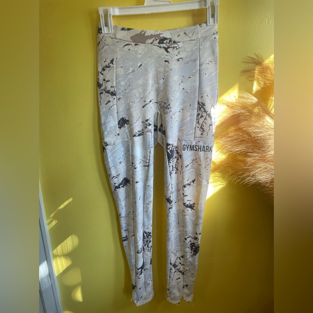 ☀️Gymshark Abstract Print Leggings in Cream and Black